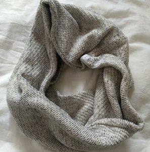 Ode to Jeune salt and pepper knit scarf